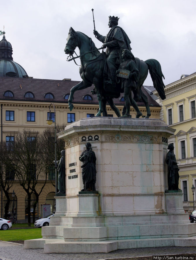 Памятник императору Леопольду недалеко от Одеонсплац. Мюнхен, Германия