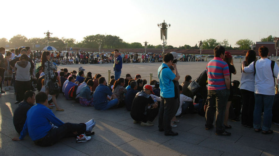 Люди ждут когда начнут спускать флаг Пекин, Китай
