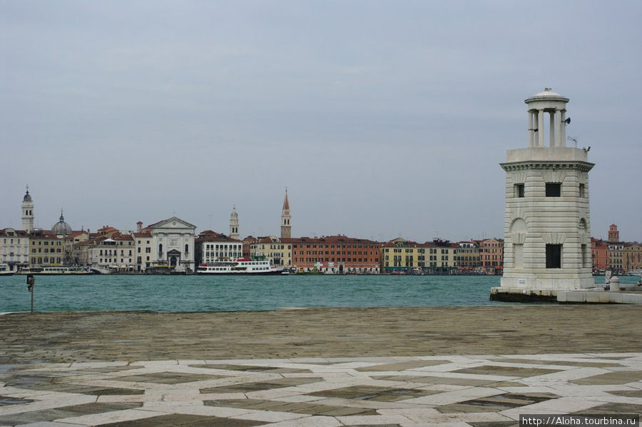На той стороне — белая церковь рыжего священника Вивальди. Венеция, Италия
