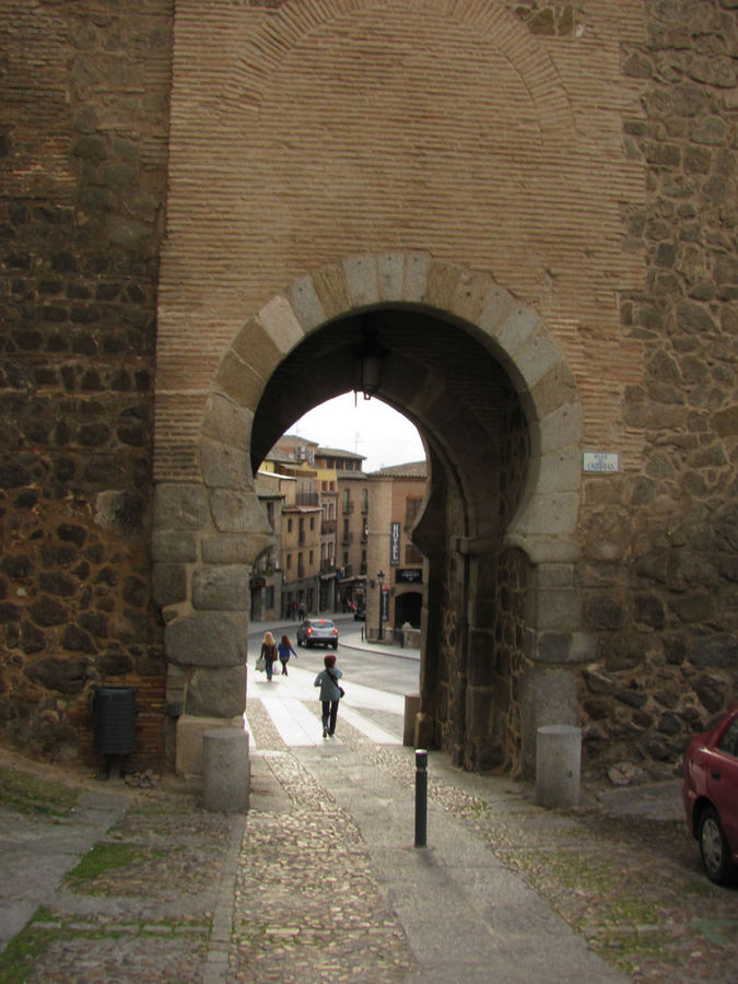 Ворота Пуэрта дель Соль напоминают о том, что когда-то здесь господствовали арабы. Толедо, Испания