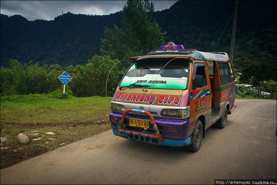 Самый популярный транспорт на Суматре — небольшие микроавтобусы-маршрутки. Вид снаружи: Берастаги, Индонезия