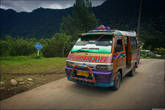 Самый популярный транспорт на Суматре — небольшие микроавтобусы-маршрутки. Вид снаружи: