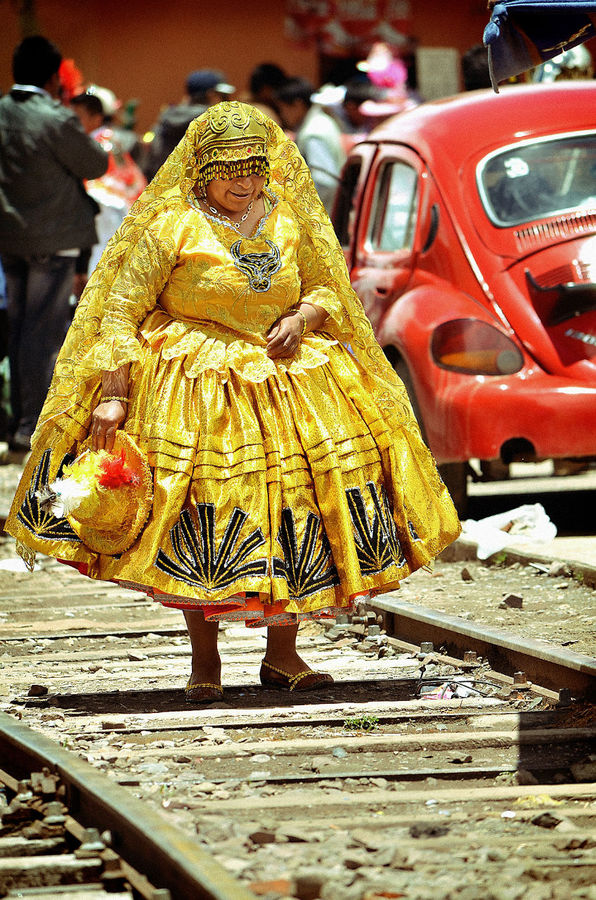 … и удивительно умиротворенная бабушка, с улыбкой бредущая по давно заброшенным рельсам в пышном, раскачивающемся в ритм каждого шага, платье… Пуно, Перу