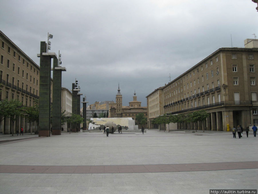 Сарагоса. Площадь перед базиликой. Сарагоса, Испания