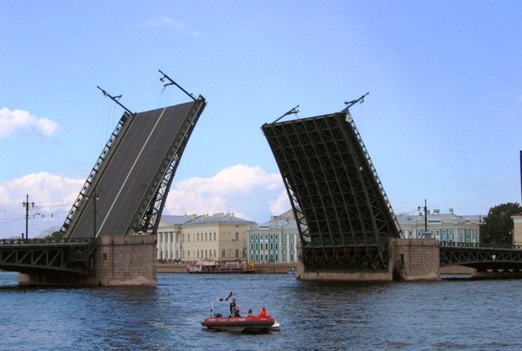 Разводка Дворцового моста