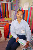 Этого парня зовут Ишвар, он сидит в своей лавке около храма Нагнечар в форте, продает самодельно сделанные шелковые платки и шарфики бандани. Он мне объяснил как их делают.