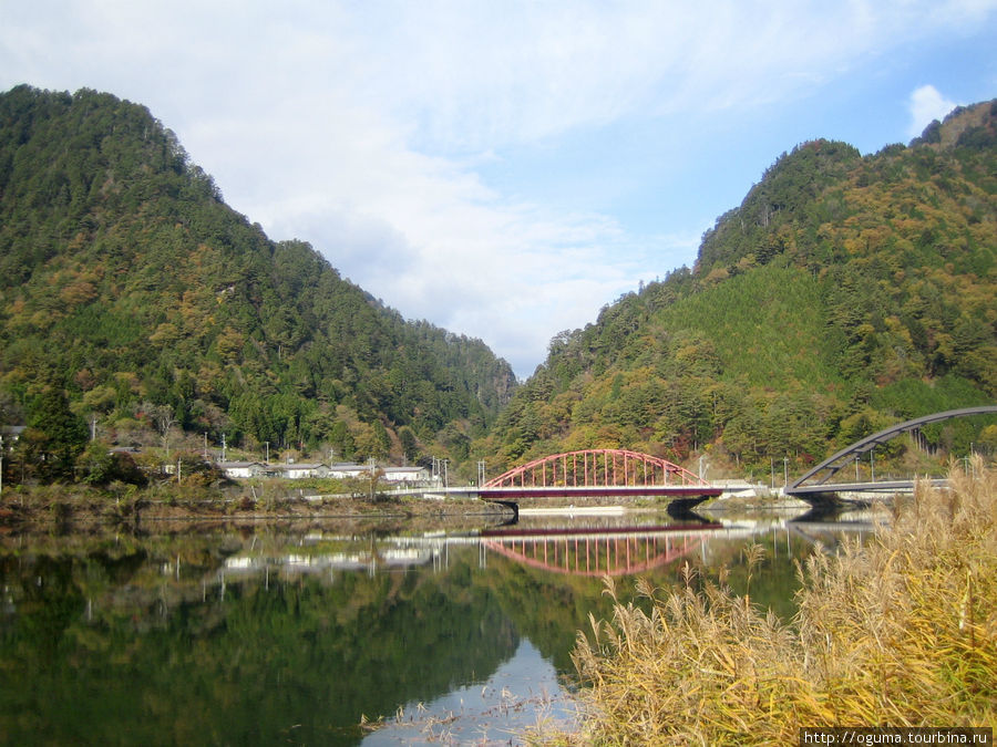 Устье реки Атэра. Она заканчивается по ту сторону моста. Перед мостом озеро. Префектура Нагано, Япония