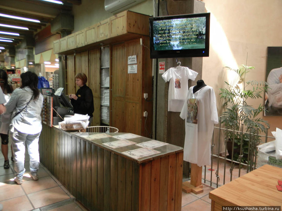 Деньги тут получают от продажи специальных крестильных рубашек, без которых вход в воду не разрешается Ярденит (Место Крещения), Израиль