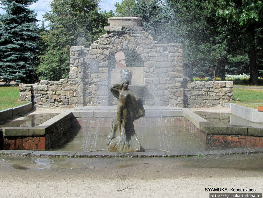 Старинный фонтан в верхнем парке.