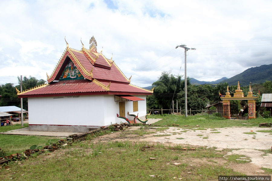Монастырь с сидящим Буддой Провинция Сиенгкхуанг, Лаос