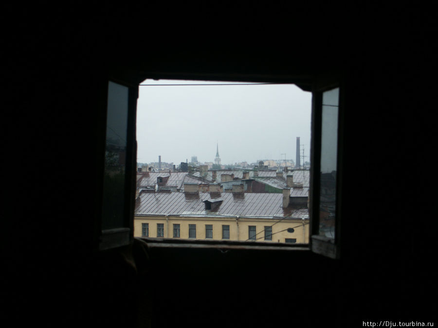 Через окно чердака. Санкт-Петербург, Россия