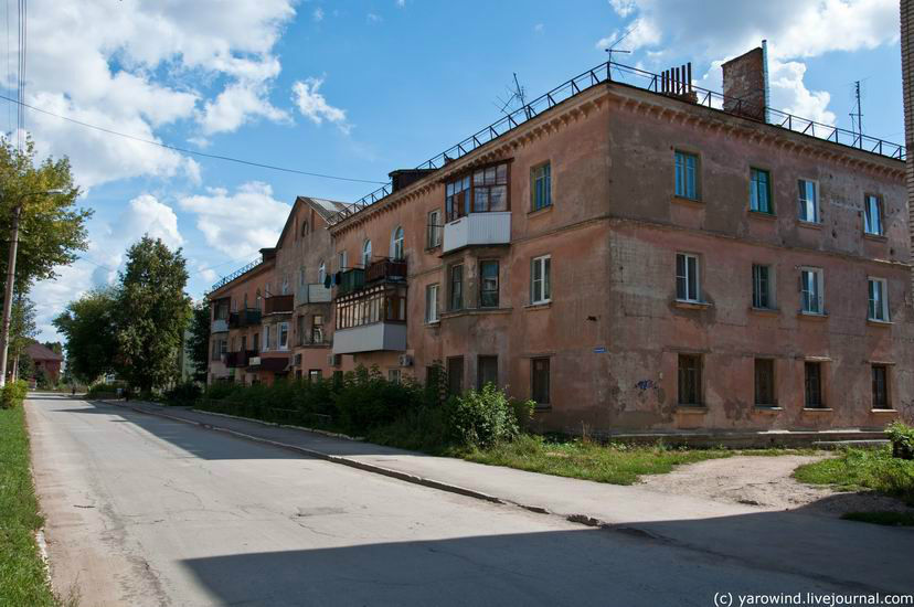 А в основном центр застроен вот так. По окраинам, как обычно, частный сектор. Дороги в городе плохие, разбитые. Ясногорск, Россия