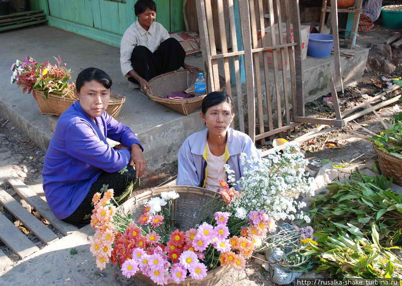 Цветочный рынок рядом с рыбным Мраук-У, Мьянма