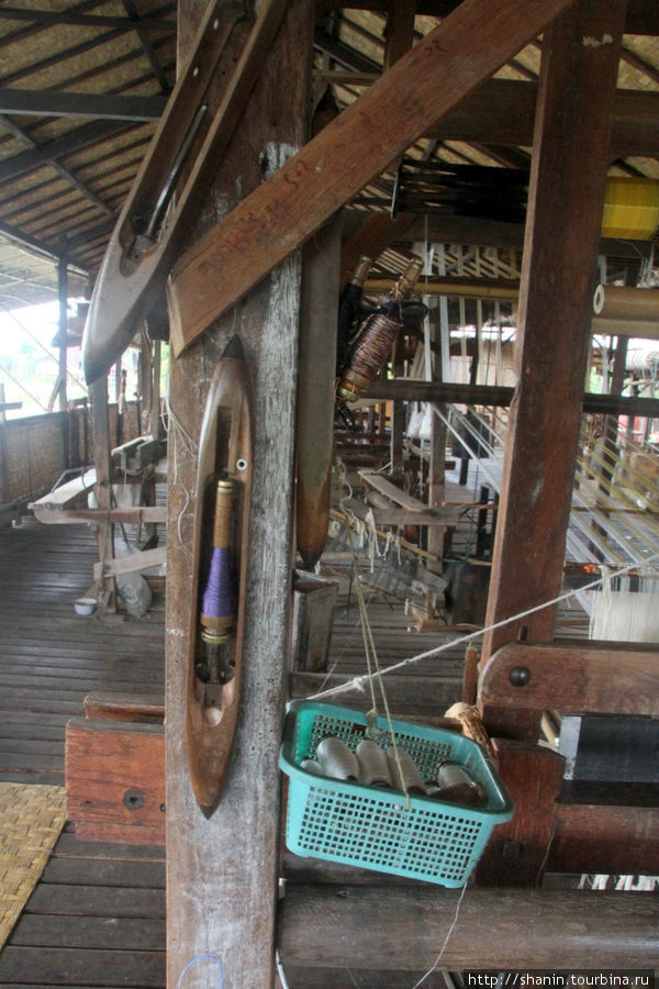 На ткацкой фабрике Ньяунг-Шве, Мьянма