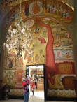 Внутри церкви очень красиво — она вся расписана яркими фресками, а купол украшен иконами апостолов