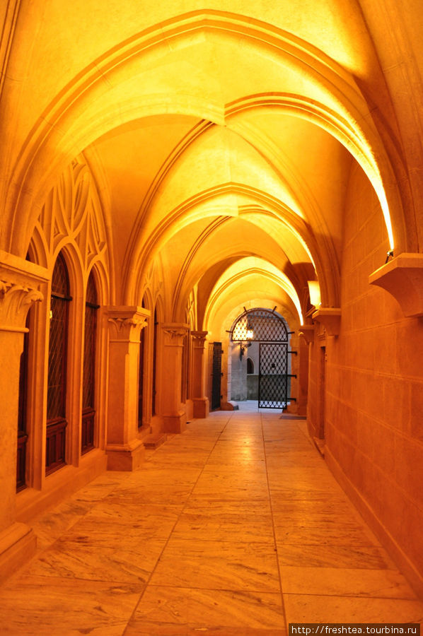В коридорах замка — чарующий ритм готических сводов. Бойнице, Словакия