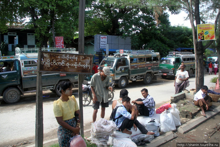 Торгуют и на разделительной полосе Мандалай, Мьянма