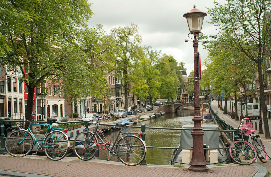 Где-то здесь начинается центральная часть города. Так выглядит типичная улочка, коих в городе бесчисленное количество. Амстердам, Нидерланды