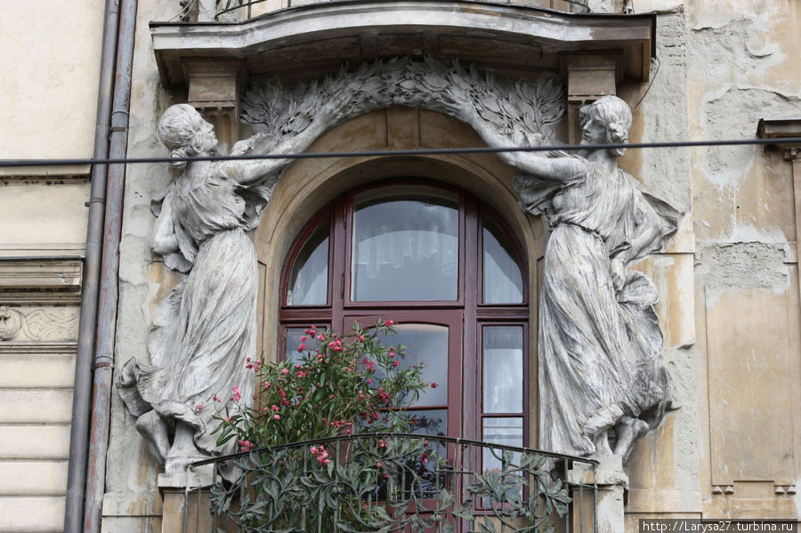 Фасад «Глагола» украсили скульптор Йозеф Пекарек и художник Карел Моттл. Прага, Чехия