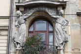 Фасад «Глагола» украсили скульптор Йозеф Пекарек и художник Карел Моттл.