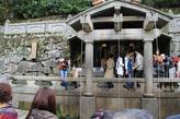 Источник в Храме Чистой Воды. Старожилы Киото говорят, что построили этот павильон и придумали легенду про три чудодейственных свойства исключительно для туристов, а сам первоИстчник находится выше перед лестницей.