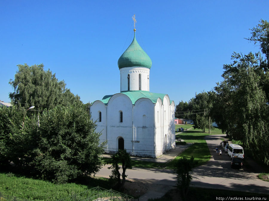 вид на собор с земляного кремлёвского вала Переславль-Залесский, Россия