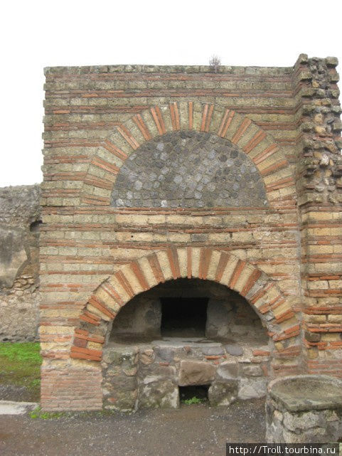 Печь, почти такая же, как и много веков спустя и в других странах Помпеи, Италия
