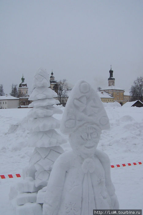 Снегурочка на территории монастыря Кириллов, Россия