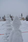 Снегурочка на территории монастыря