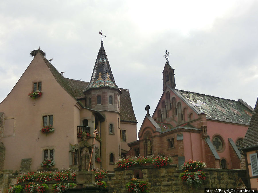 часть центральной площади Eguisheim. Удивила мозаика на крышах! Эльзас, Франция
