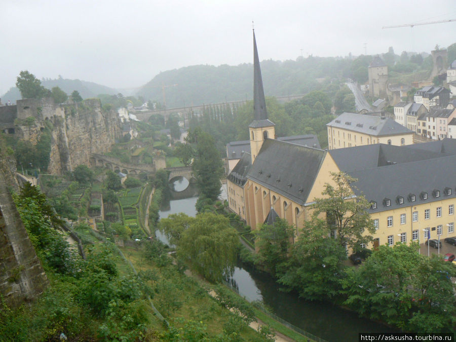 Прямо в середине города расположена долина Петрюсс, а внизу, в долине течет одноименная речушка.Над долиной тянутся мосты-виадуки. Сама долина наполнена всякой растительностью, загадочными зданиями, похожими на замки и внушающими почтение каменными лестницами, ведущими наверх. Люксембург, Люксембург
