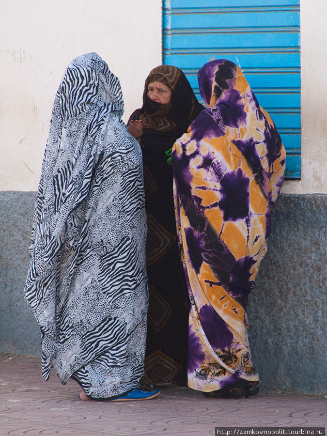 Традиционная одежда жительниц юга Марокко — накидка из легкой ткани с пестрым рисунком. Сиди Ифни Марокко