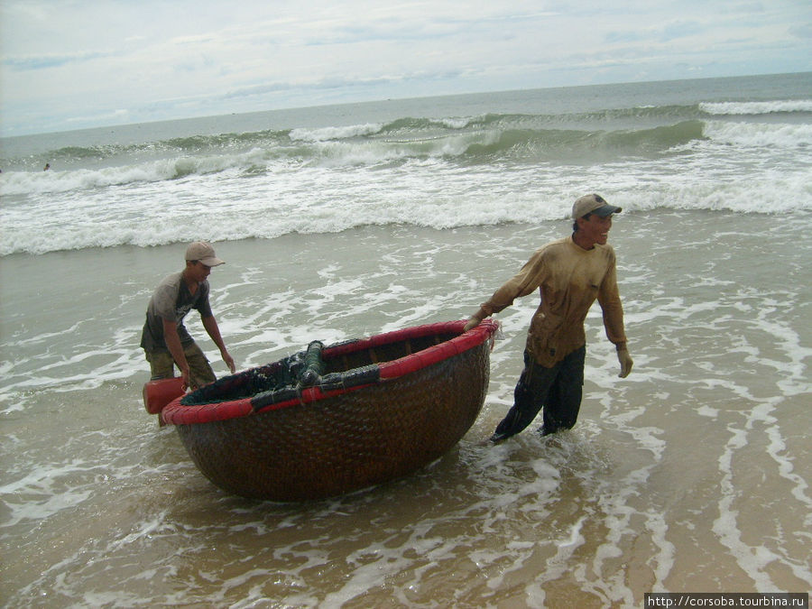 Ребята- рыбаки очень ловко управляются с одним веслом. Как-то сеть тянули все обитатели пляжа вне зависимости от возраста и нации. Было очень весело и радостно! Муй-Не, Вьетнам