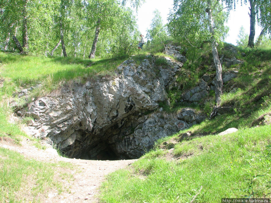 Вход в пещеру Каменск-Уральский, Россия