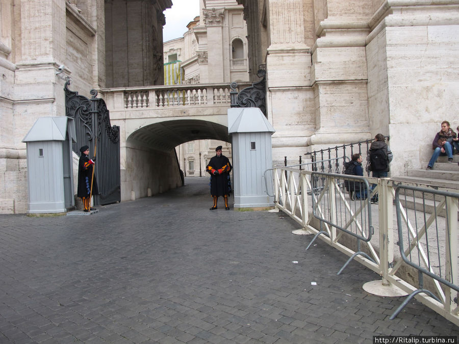 Швейцарские гвардейцы охраняют Ватикан Ватикан (столица), Ватикан
