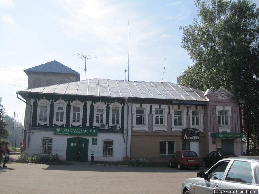 Купеческий особняк на центральной площади, где мирно сосуществуют 2 банка и бар Гаврилов-Ям, Россия