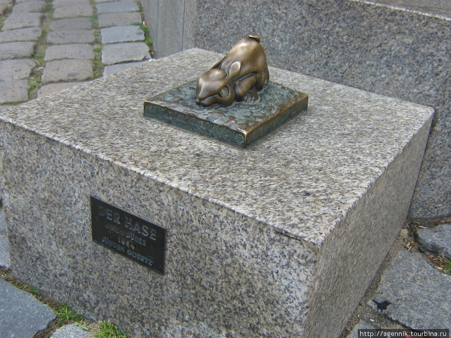 Крольчонок возле музея Дюрера Нюрнберг, Германия