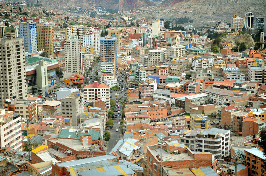 На этой площадке можно стоять часами, то пытаясь полностью охватить громадину взглядом, то присматриваясь повнимательнее и выделяя отдельные районы, дома и мельчайшие детали. Можно выбрать особо приглянувшийся кусочек города и приглядеться к нему получше, отбросив все отвлекающее и лишнее… Ла-Пас, Боливия