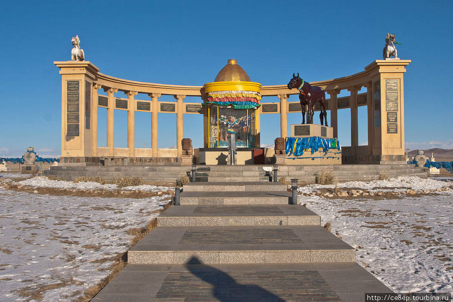 Общая панорама будки божества и памятника лошади Увэр-Хангайский аймак, Монголия