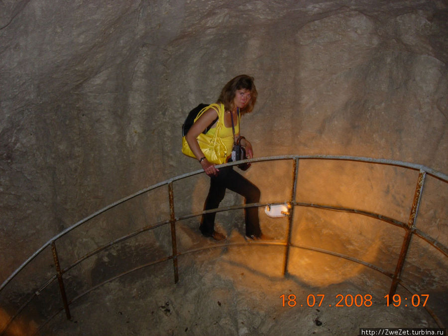 Подземный колодец в Чуфут-Кале Бахчисарай, Россия