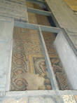 Древняя мозаика, сохранившаяся от первоначальной базилики, где вверху видно изображени креста в виде свастики IV века