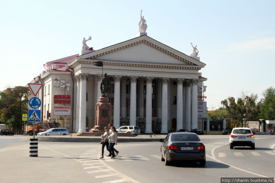 Театр на площади Павших борцов в Волгограде Волгоград, Россия