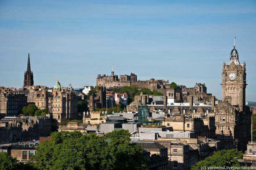 С холма открываются отличные виды на город. Виден Эдинбургский замок по центру, отель Балморал справа, и Толбус-кирк слева. Эдинбург, Великобритания