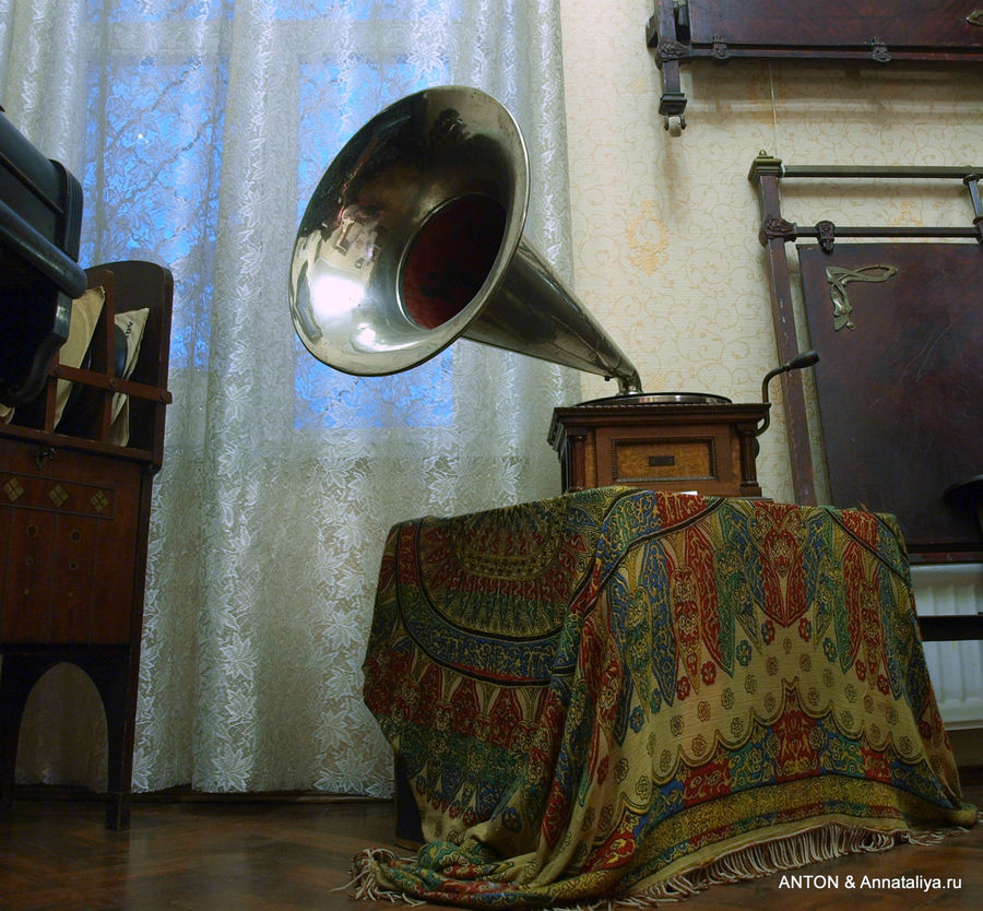 Действующий старый граммофон. Одесса, Украина