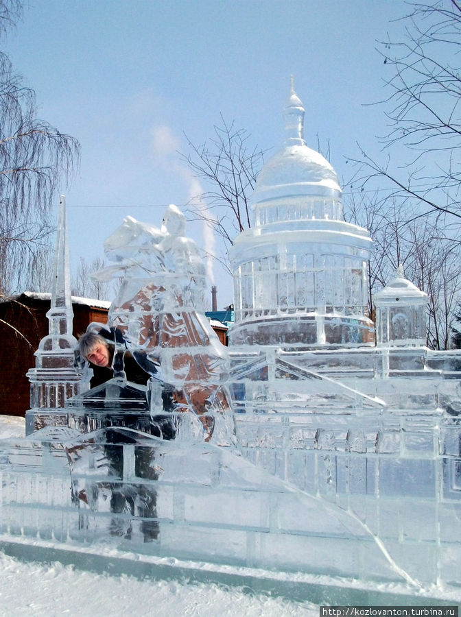 Ледовый коллаж из Адмиралтейства, Медного всадника, Исакиевского собора и еще одного типа. Новосибирск, Россия