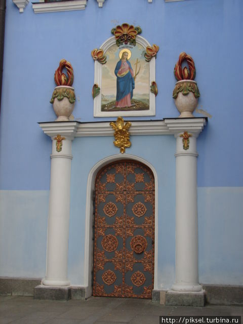 Вход в Варваринский придел со стороны северной части храма. Киев, Украина