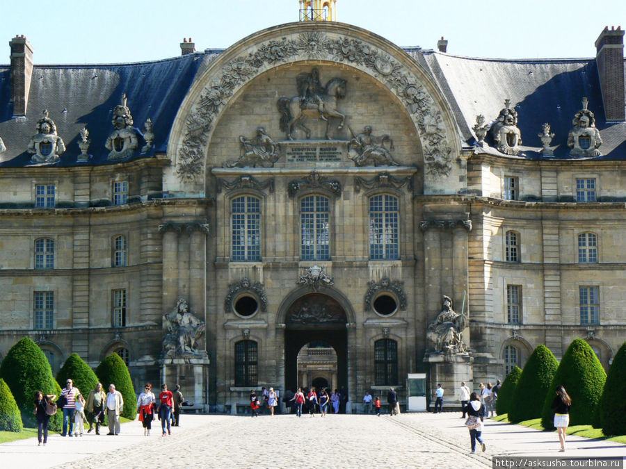 В центре фасада Дома Инвалидов, обращенного в сторону эспланады, находится барельеф, на котором изображен Людовик XIV между аллегорическими фигурами Благоразумия и Справедливости. Париж, Франция