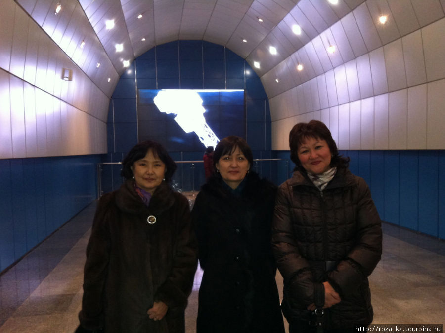На заднем фоне большой экран с эпизодами космических полетов Алматы, Казахстан