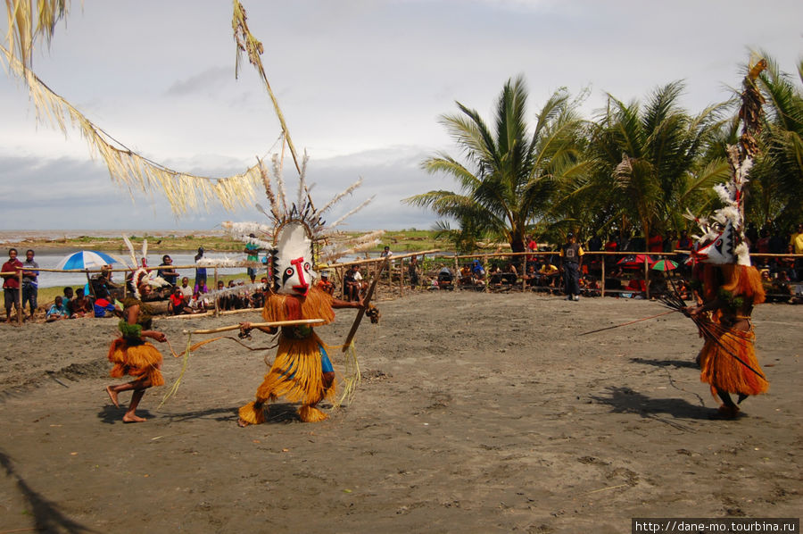 Обе маски изображают битву Провинция Галф, Папуа-Новая Гвинея