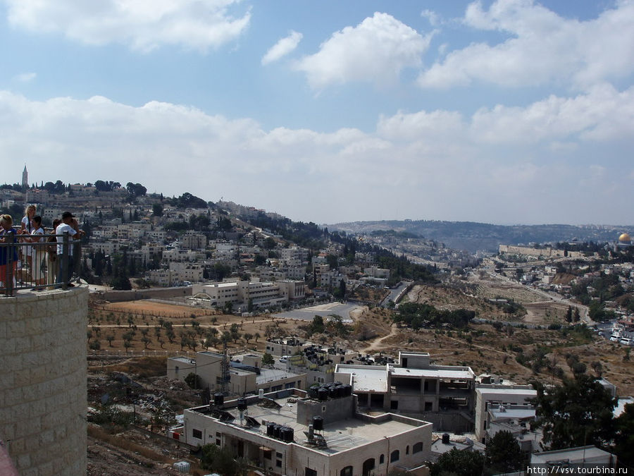 Панорама Иерусалима и вид на масличную гору с православным  храмом Вознесения Иерусалим, Израиль